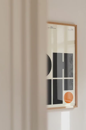 Grafisk typografi plakat med geometriske former i sort og creme med orange detalje