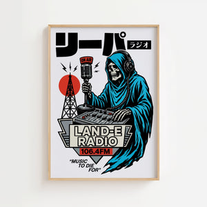 リーパーラジオ Reaper Radio plakat med skelet ved radiomikrofon i blå kappe