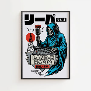 リーパーラジオ Reaper Radio plakat med skelet ved radiomikrofon i blå kappe, sort ramme