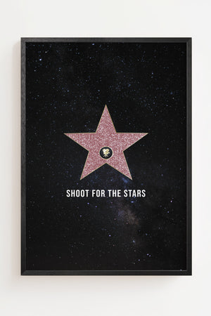 Shoot for the Stars plakat med lyserød Hollywood-stjerne på mørk stjernehimmel, sort ramme
