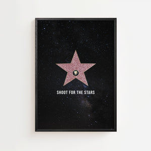 Shoot for the Stars plakat med lyserød Hollywood-stjerne på mørk stjernehimmel, sort ramme