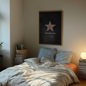 Shoot for the Stars plakat i egetræsramme over seng