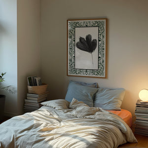 Sort tulipan plakat med ornamental ramme i grønne mønstre i egetræsramme over seng