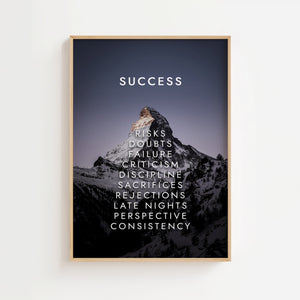Success bjerg plakat med typografi over snedækket bjerglandskab i blå og grå toner