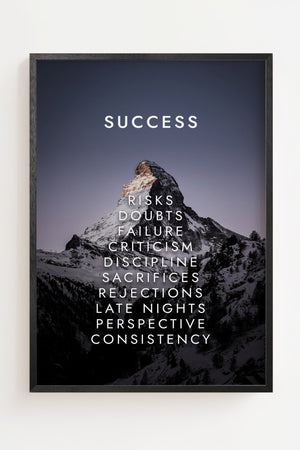 Success bjerg plakat med typografi over snedækket bjerglandskab i blå og grå toner, sort ramme