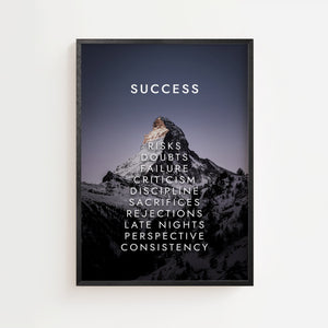 Success bjerg plakat med typografi over snedækket bjerglandskab i blå og grå toner, sort ramme