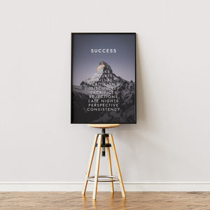 Success bjerg plakat med typografi i egetræsramme på staffeli