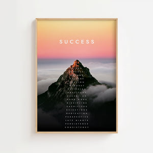 Success bjergplakat med motiverende ord og farveovergang
