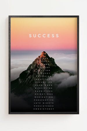 Success bjergplakat med motiverende ord og farveovergang, sort ramme