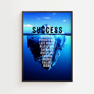 Success isbjerg plakat med typografi i blå og hvide toner, sort ramme