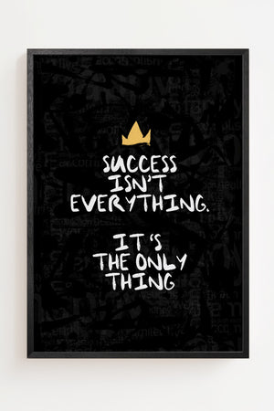 Success Isn't Everything plakat med hvid håndskrevet tekst og gylden krone på sort baggrund, sort ramme