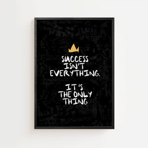 Success Isn't Everything plakat med hvid håndskrevet tekst og gylden krone på sort baggrund, sort ramme