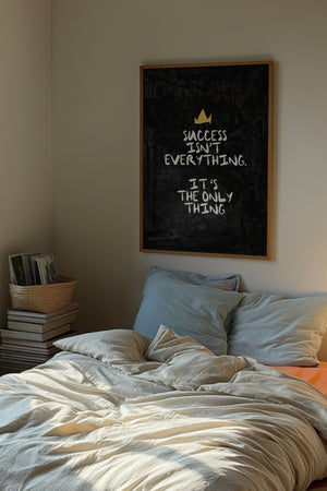 Success Isn't Everything plakat i egetræsramme over seng