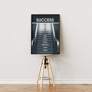 Success trappe plakat med hvide bogstaver på grå trin i egetræsramme på staffeli