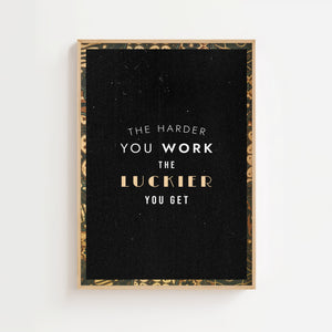 The Harder You Work plakat med typografi i hvid og gylden på sort