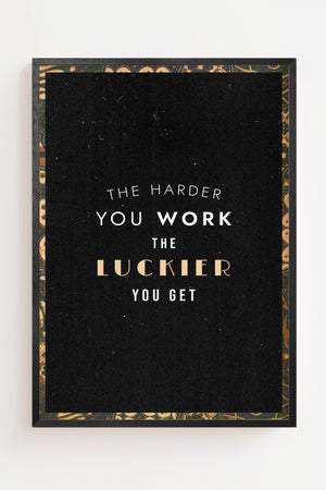 The Harder You Work plakat med typografi i hvid og gylden på sort, sort ramme