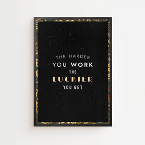 The Harder You Work plakat med typografi i hvid og gylden på sort, sort ramme