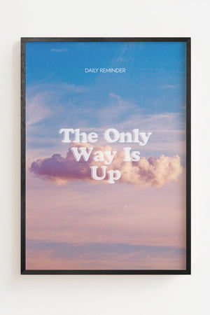 The Only Way Is Up plakat med motiverende budskab mod solnedgangshimmel i blå og rosa, sort ramme