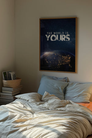 The World is Yours plakat i egetræsramme over seng