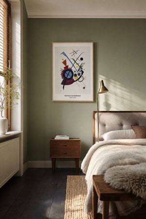 Violet Kandinsky plakat i sort ramme over sofa i stue