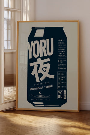 Yoru Midnight Tonic plakat i egetræsramme på gulv ved vindue