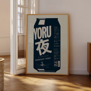 Yoru Midnight Tonic plakat i egetræsramme på gulv ved vindue