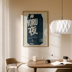 Yoru Midnight Tonic plakat i egetræsramme over spisebord