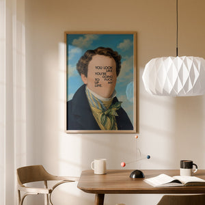 Klassisk portræt plakat med moderne tekst trykt på ansigtet i egetræsramme over spisebord